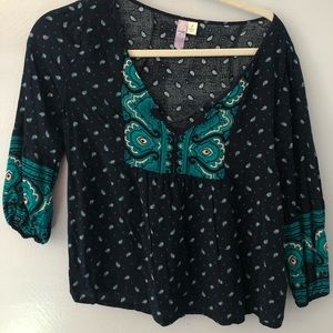 Flowy patterned top